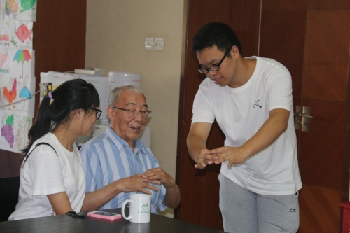 讲师为学员们讲解手指操要领