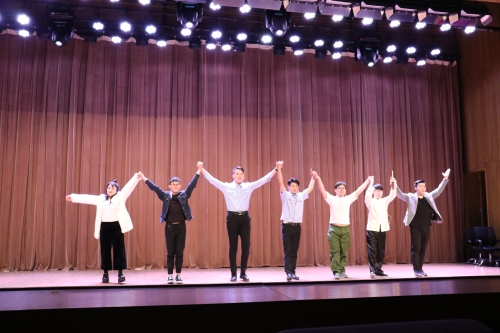 话剧表演顺利结束