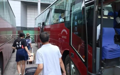 接站同学热情帮助新生