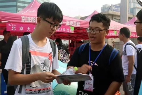 接站同学与新生交流