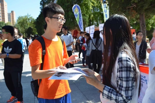 工作人员积极介绍