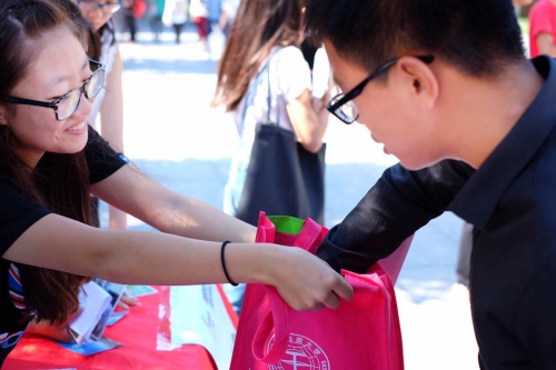 同学积极参与活动