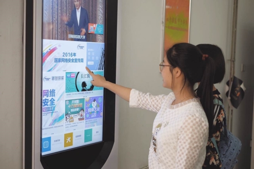 同学们在宿舍了解活动