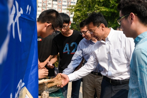 姜书记了解招新情况