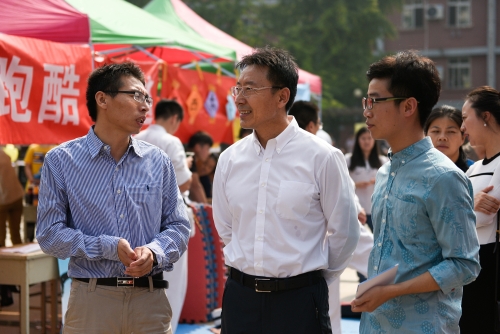 姜书记与佟书记进行交谈