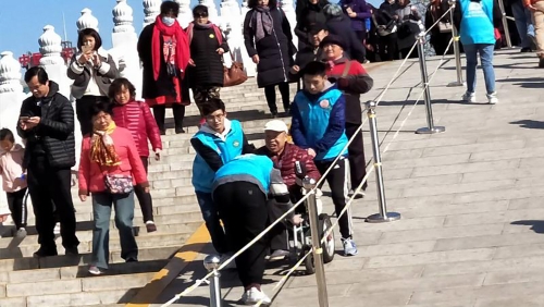 志愿者帮助老人