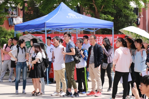 观众们被表演所吸引