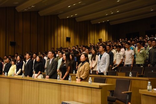 团歌响起 全场起立