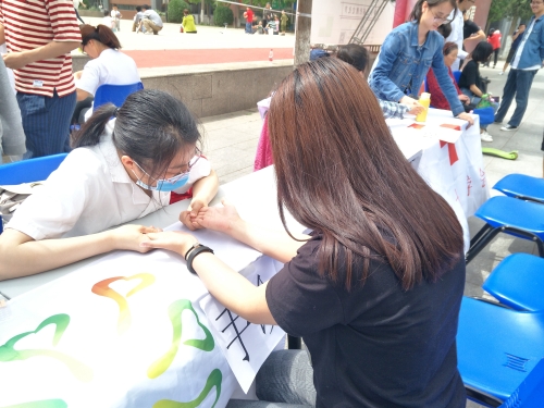 体验者体验手诊服务