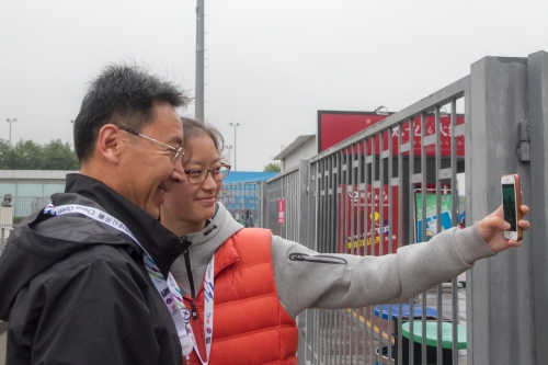 姜书记与志愿者亲切自拍 (1)