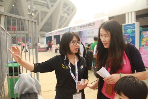 志愿者为观众进行引导