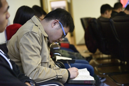 学生干部在做笔记