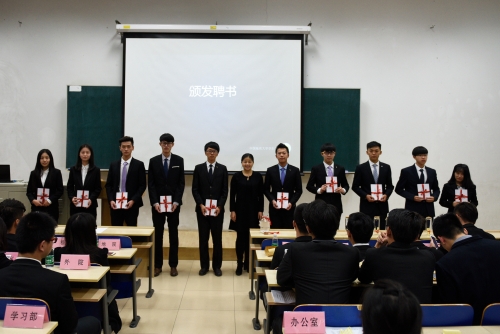 何巧玲老师颁发聘书