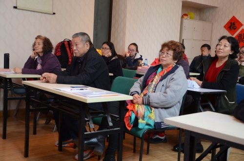 社区居民认真听志愿者进行讲