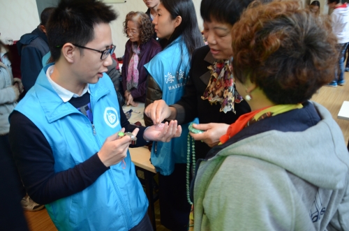 志愿者正在为居民进行单独讲解