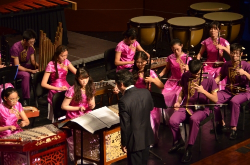 我校学生认真演奏