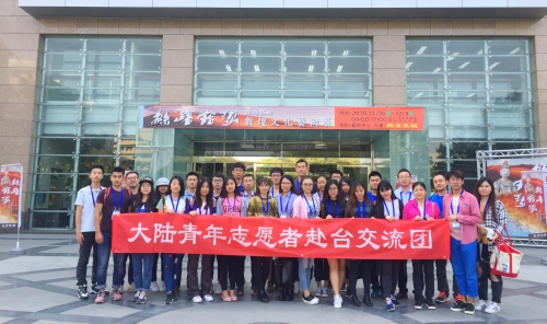 大陆青年志愿者参观“丝路拾珍”敦煌文化艺术展