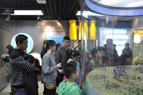 讲解员给营员们讲解地质知识