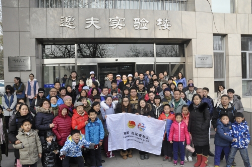 志愿者与营员合影留念