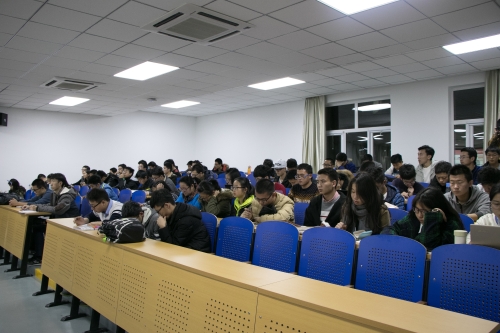 认真听初级团校培训的同学们