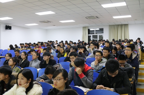 聚精会神的同学们