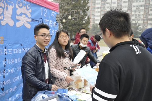 支教类展区志愿者向同学们介绍志愿项目