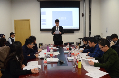 主持人宣布答辩会开始