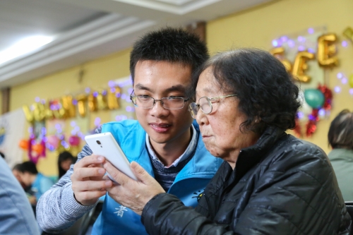何绍森参与夕阳再晨科技助老项目