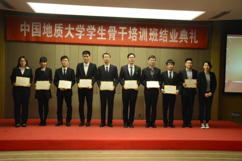 为优秀学员颁发证书