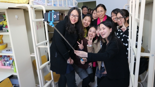 老师和同学们亲切互动