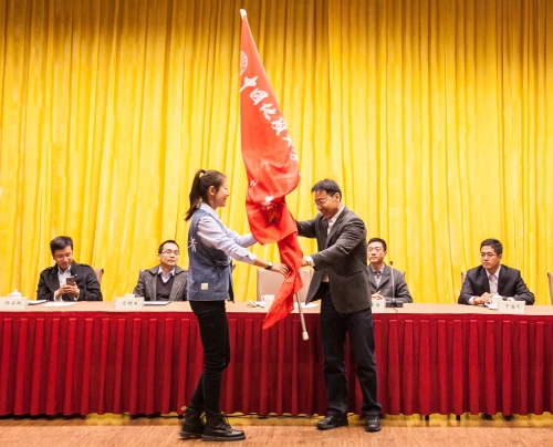 姜书记为志愿者代表授旗