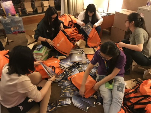 联络接待部志愿者在整理资料