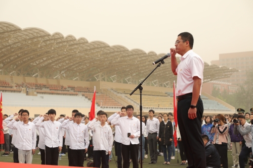 校团委书记于海亮领誓