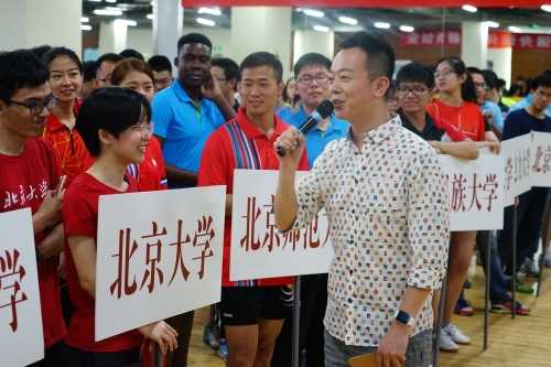 主持人采访北京大学球员 (1)