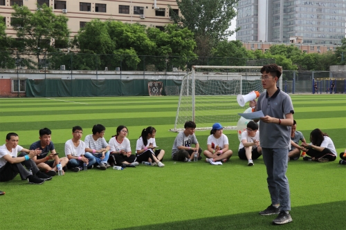 主持人对活动进行讲解