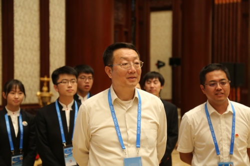 王书记了解志愿者服务岗位