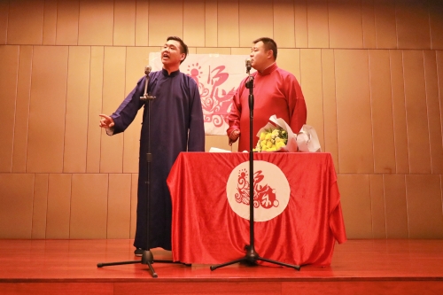 冯贺在进行表演