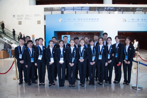 我校媒体引导志愿者合影