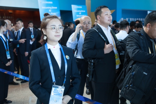 我校志愿者有序引导中外记者会后退场