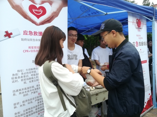 参与者练习包扎