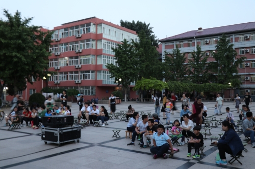 放映前的夏日广场