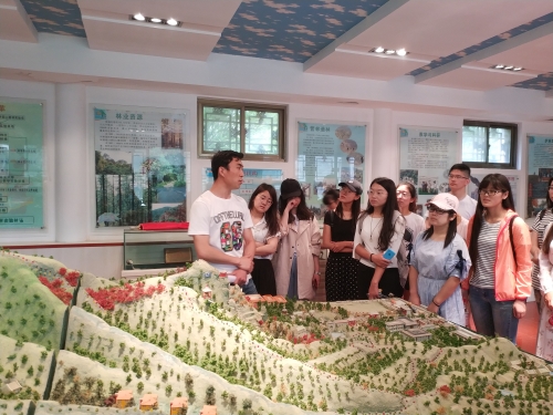 林场负责人讲解