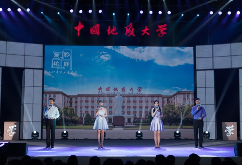 主持人宣布晚会开始