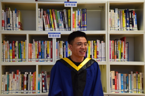 毕业生学长在思考问题