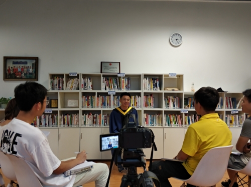 对毕业生的采访现场