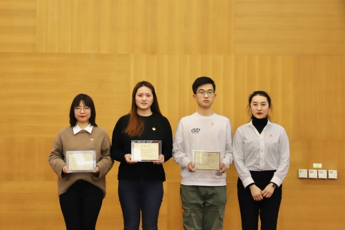 为初级团校优秀组织单位工程技术学院团委、材料科学与工程学院团委、信息工程学院团委颁发证书