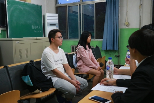 新生在回答面试官问题