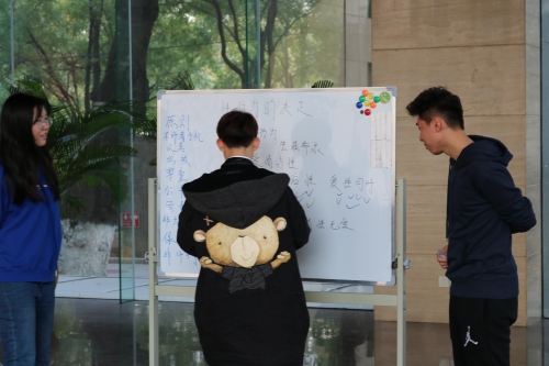 同学积极参与活动