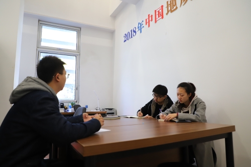 双方进行提问与解答