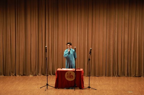 主持人宣布庆典开始